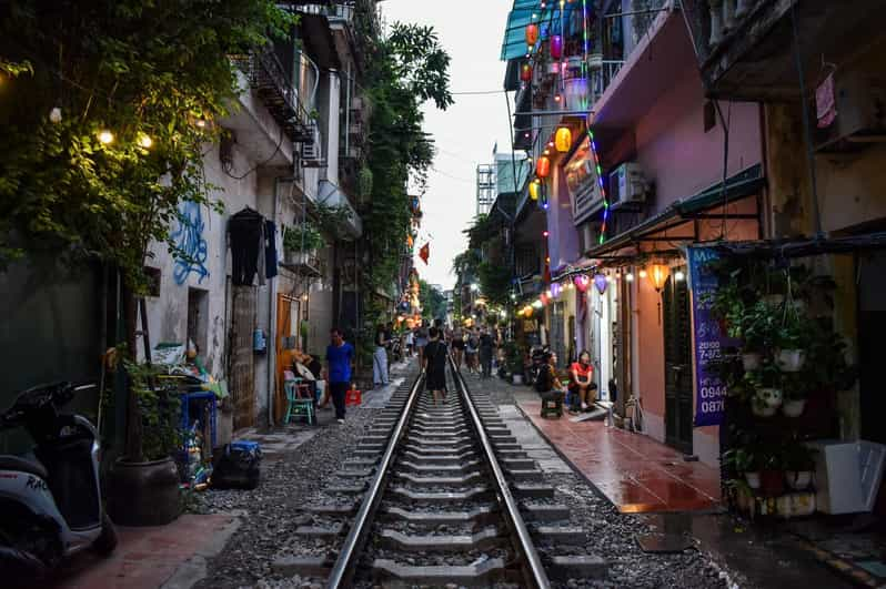 Hanoi: Foodie Tour With Train Street - Cuisine Exploration