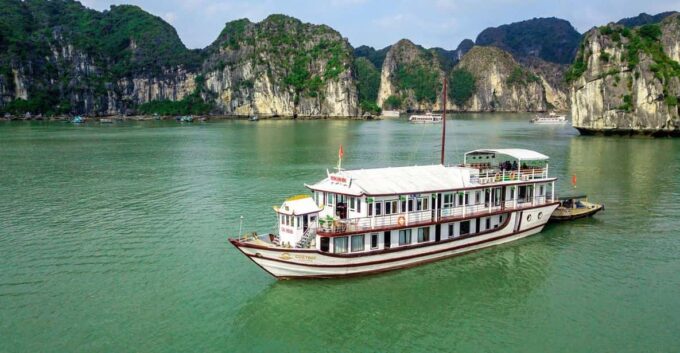 Immersive Halong Bay Cruise: 2 Days 1 Night - Dining Experience