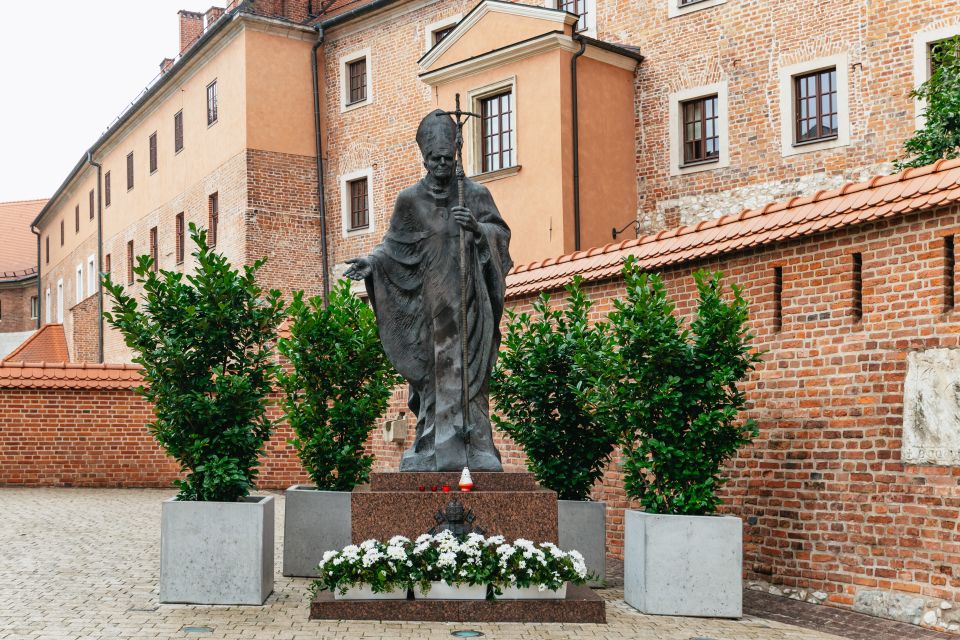 Krakow: Wawel Royal Hill With Optional Castle and Cathedral - Meeting Points