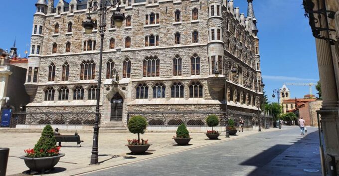 León, Gaudí and Modernism - Historic Center and Modernist Embellishments