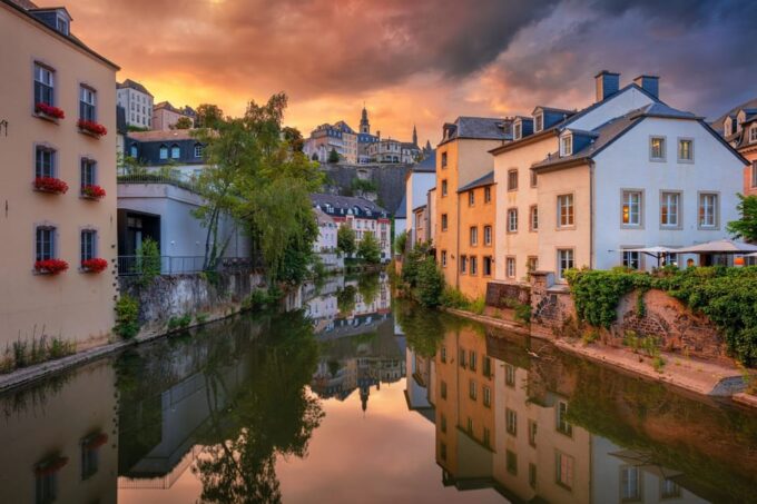Luxembourg: First Discovery Walk and Reading Walking Tour - Starting Point and Duration