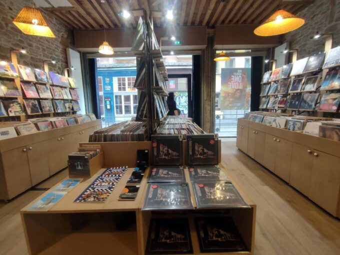 Lyon Croix Rousse : Wine Tasting & Record Shops Tour - Group Size and Language Options