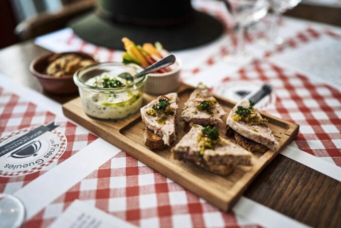 Lyon: Vieux Lyon Food Tasting Walking Tour - Exploring Vieux Lyon
