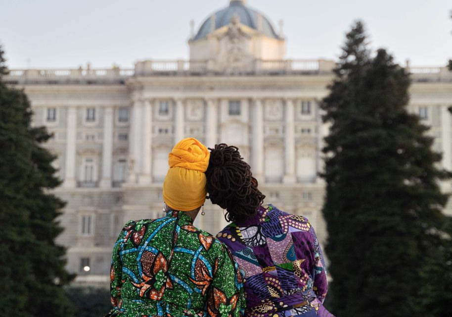 Madrid: Royal Palace Professional Photoshoot - Group Size and Accessibility