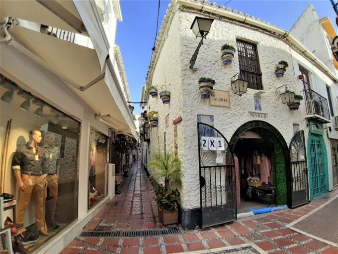 Marbella: Sightseeing Walking Tour - Explore Orange Square