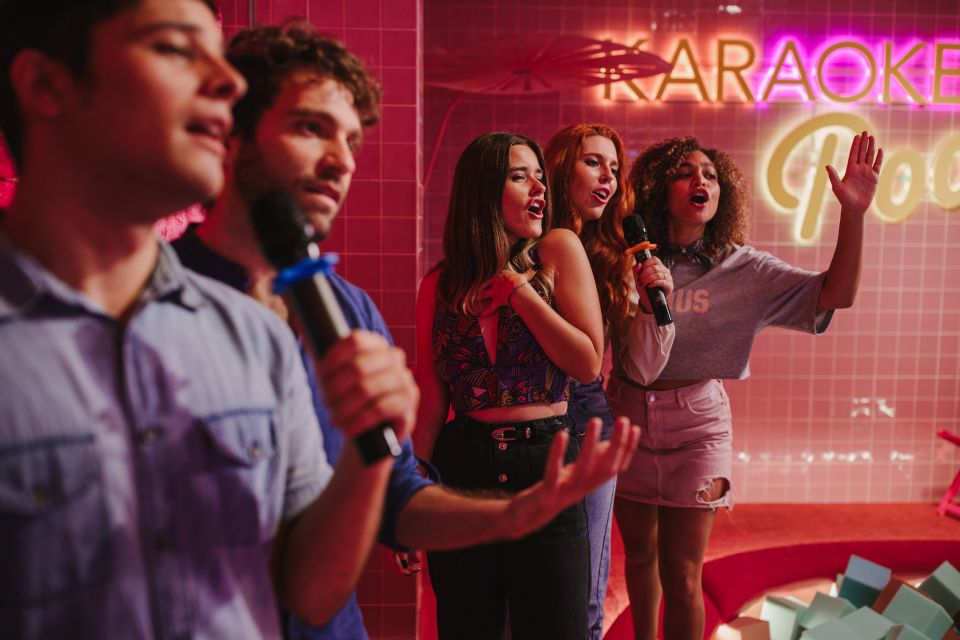 Maspalomas: Holiday World Themed Karaoke Room Rental - Age Requirement and Items Prohibited