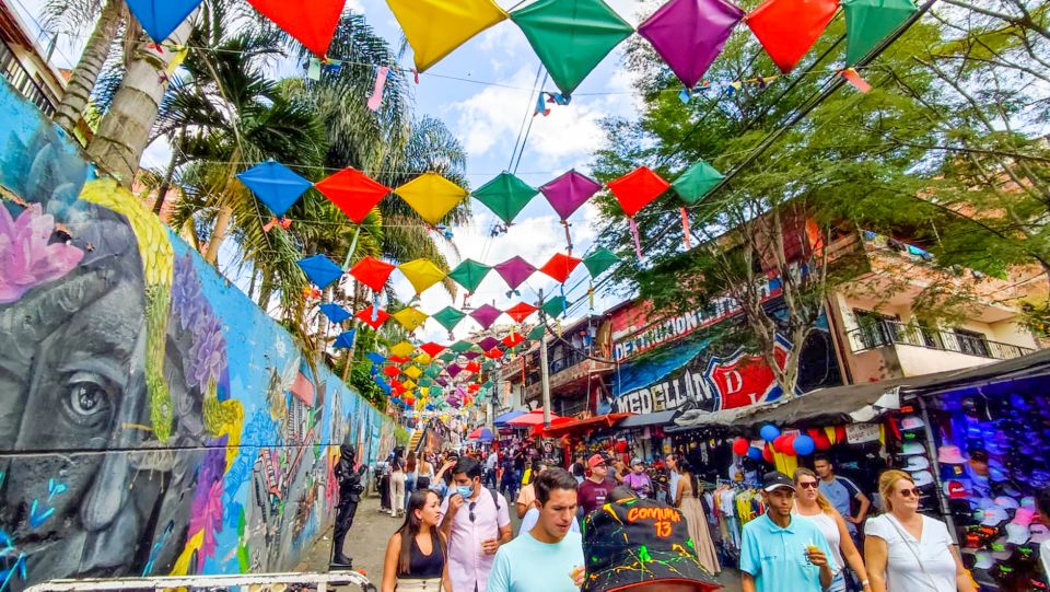 Medellin: Comuna 13 History & Graffiti Tour With Cable Car - Customer Experiences and Ratings