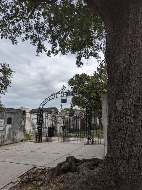 New Orleans: Secret Historical Garden District Audio Tour - Architecture and Famous Residents