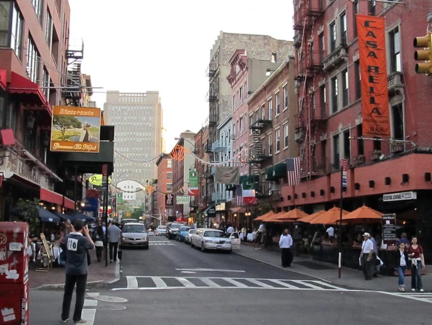 NYC: Sex And The City Hotspots & Manhattan Walking Tour - Flatiron Building and 5th Avenue