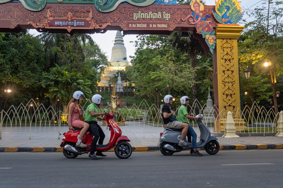 Phnom Penh Vespa City Tour + River Cruise With Drinks - Relaxing Mekong River Cruise