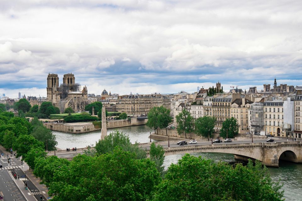 Private Walking Tour: Ste-Chapelle, Conciergerie, Notre Dame - Meeting Point