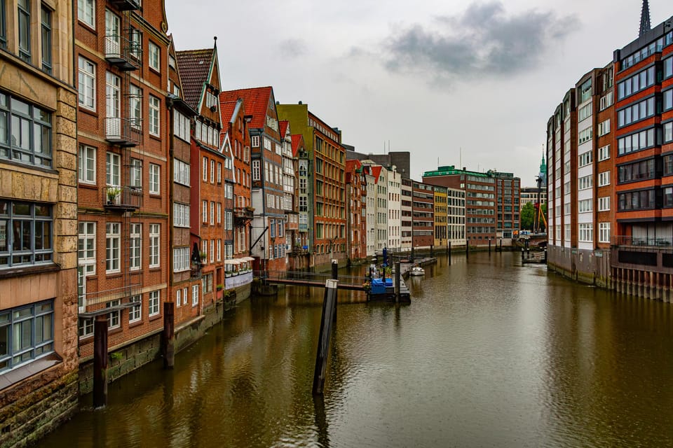 Romantic Strolls of Hamburg: A Couple's Historical Tour - Deichstraße and Historical Significance