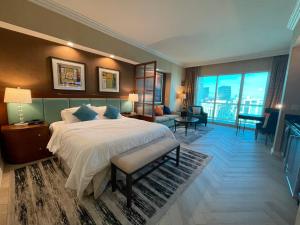 SIGNATURE MGM TOP 38th FLOOR PENTHOUSE, BEST DELUXE BALONY STRIP VIEW SUITE, NO RESORT FEE, FREE VALET, SHORTEST WALK 2 MGM - Frequently Asked Questions