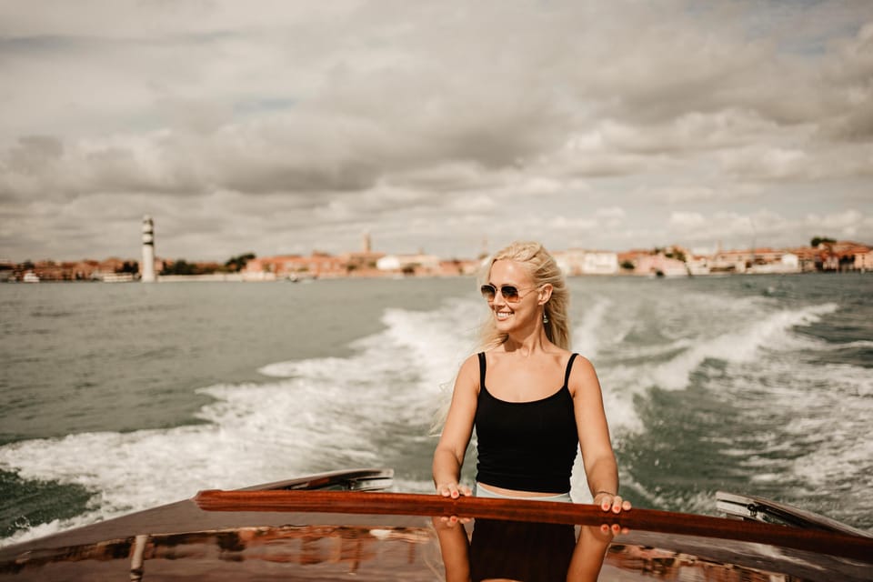 Venice: Water Taxi Ride With Professional Photographer - What to Wear