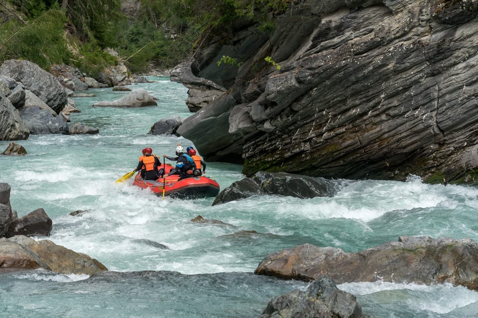 Zuoz: Giarsun Gorge Rafting on the Inn in the Engadin - Equipment Provided and Facilities