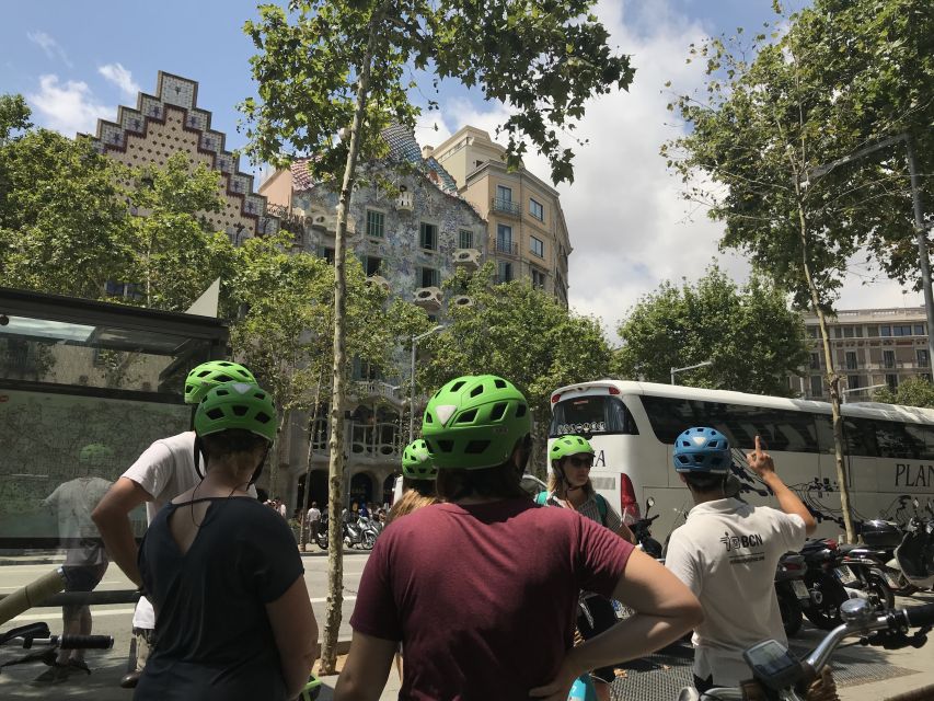 Barcelona: 1.5-Hour Sightseeing Tour by Electric Bike - Vibrant City Atmosphere