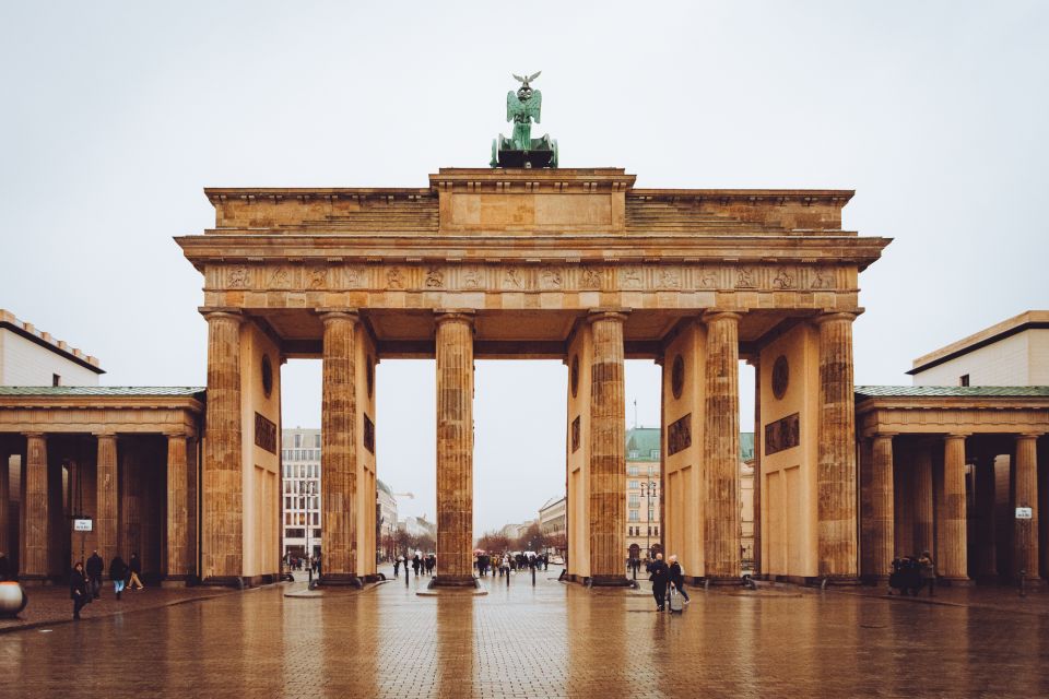 Berlin: First Discovery Walk and Reading Walking Tour - Reach Reichstag Building