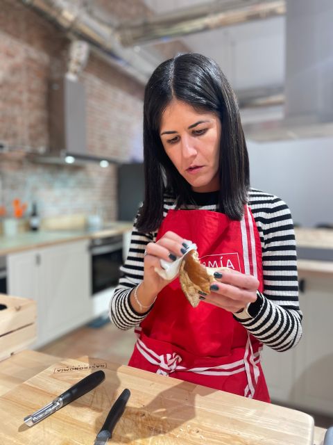 Bilbao: Traditional Basque Cooking Class With Wine Tasting - Immersive Wine Tasting