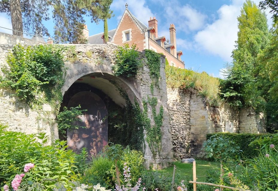 Clos Lucé: Da Vincis Castle Private Guided Tour With Ticket - Frequently Asked Questions