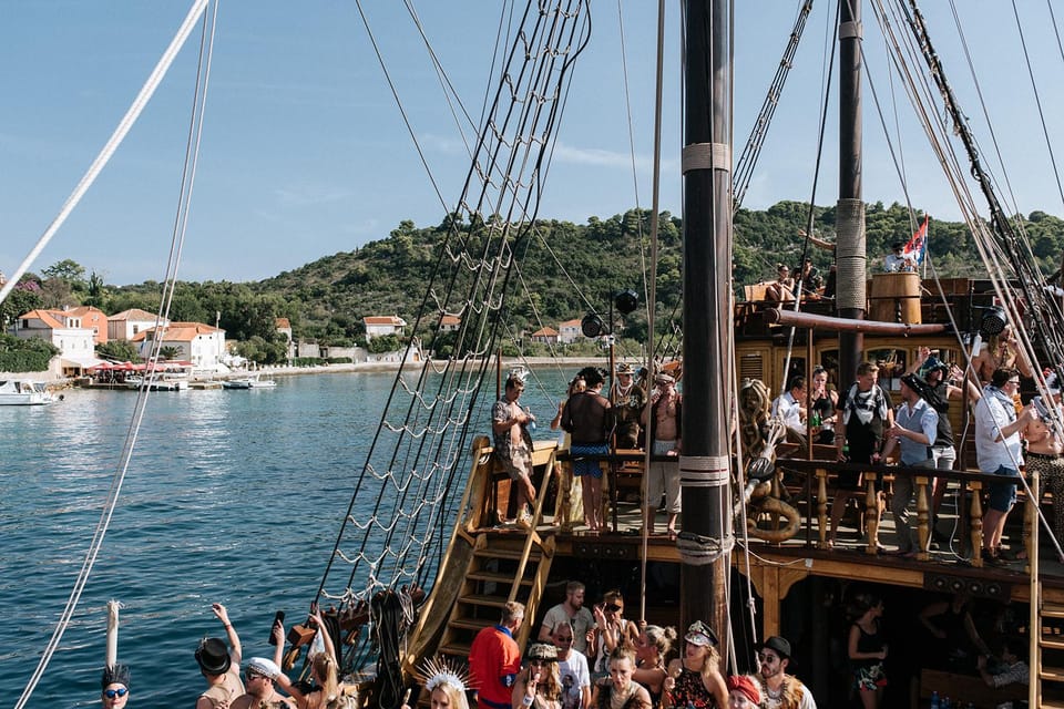 Dubrovnik: Galleon Cruise With a Live Show & Drink at Sunset - Panoramic Views and Sunset Cruise