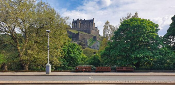 Edinburgh: Express Walk With a Local in 60 Minutes - Booking and Cancellation Policy