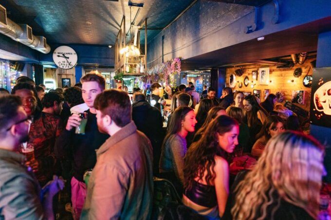 Edinburgh: Pub Crawl With Free Shots & Discounts - Discover Edinburghs Nightlife
