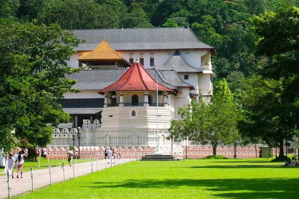 From Colombo: Kandy and Pinnawala Full-Day Trip - Visiting the Temple of the Sacred Tooth Relic