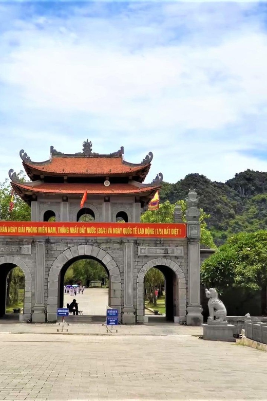 From Hanoi: Ninh Binh Day Trip Hoa Lu, Trang An and Mua Cave - Visiting Trang An