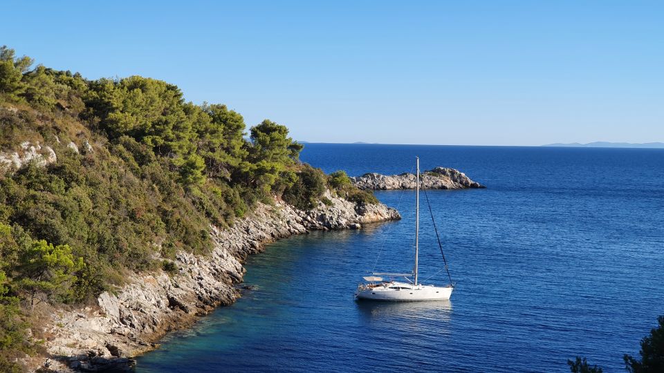 From Split: Private Island-Hopping Sailboat Cruise - Dining and Refreshment Options