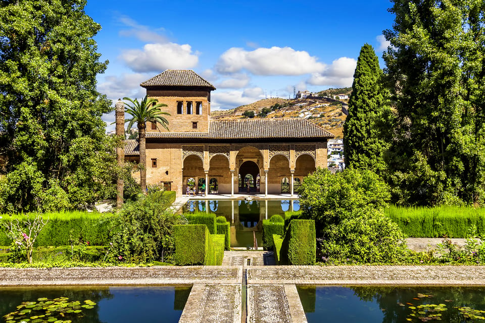 Granada: Alhambra and Albaicín Small Group Tour - Duration and Languages