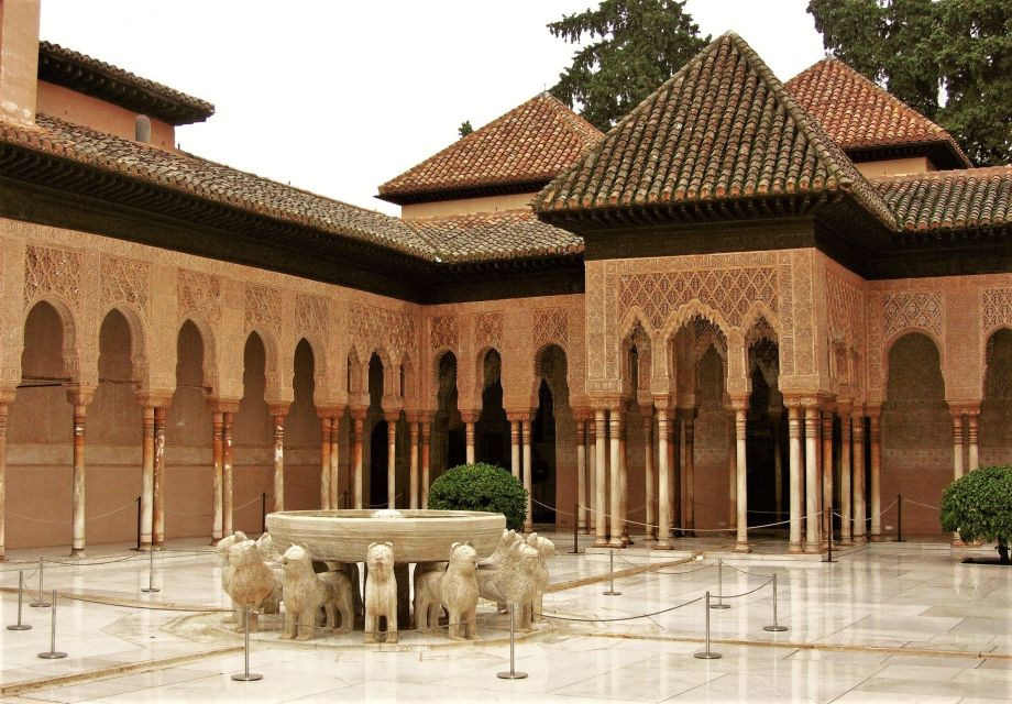 Granada: Full Alhambra Premium Guided Tour With Tickets - Appreciating the Generalife