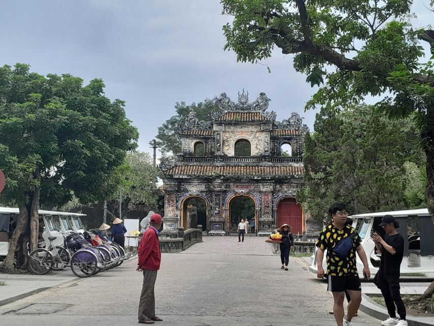 Hue:Deluxe Walking Tour to Imperial City and Dong Ba Market - Tips for a Great Tour