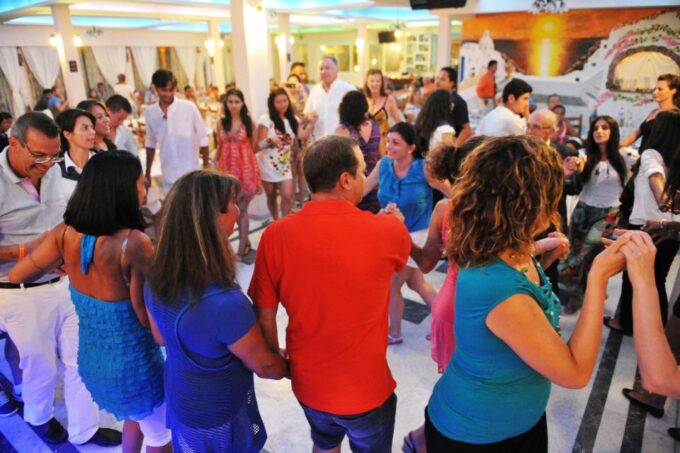 Kamari: Greek Show, Buffet Dinner, and Drinks at Dimitris - Frequently Asked Questions