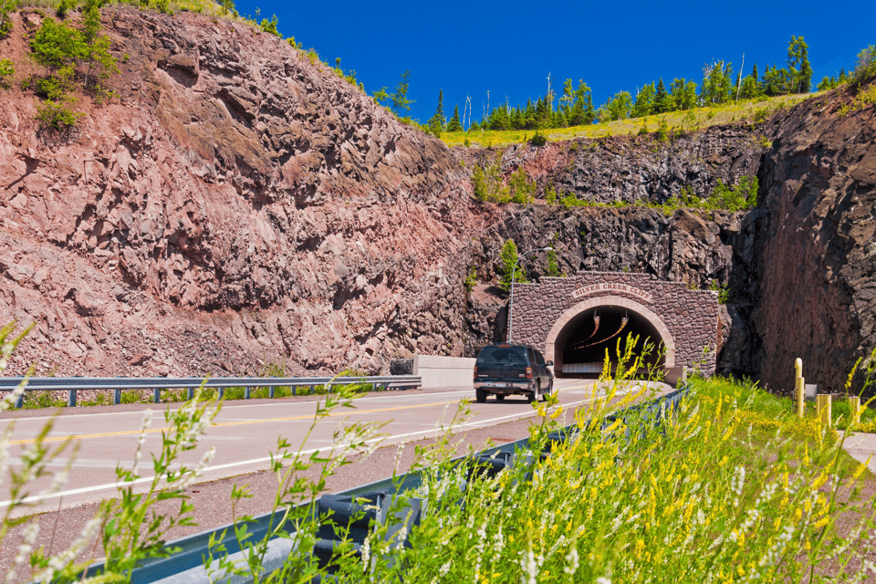 Lake Superior North Shore: Iconic Views Driving Tour - Visiting Split Rock Lighthouse