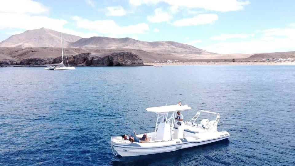 Lanzarote: Private Boat Trip 2:30h - Lanzarotes Scenic Coastline