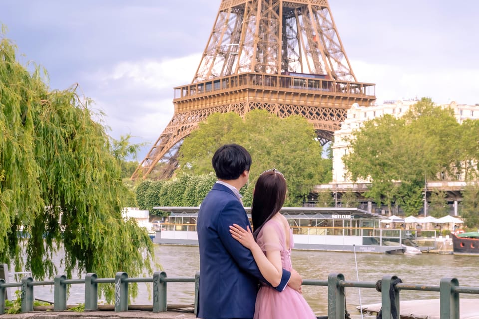 Photo Session for Couples With Flowers Around Eiffel Tower - Customer Feedback and Ratings