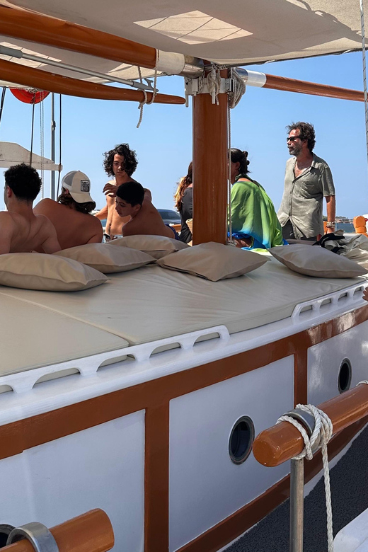 Pounta: Paros & Antiparos Cruise, Swimming & Seafood Lunch - Suitability and Participants