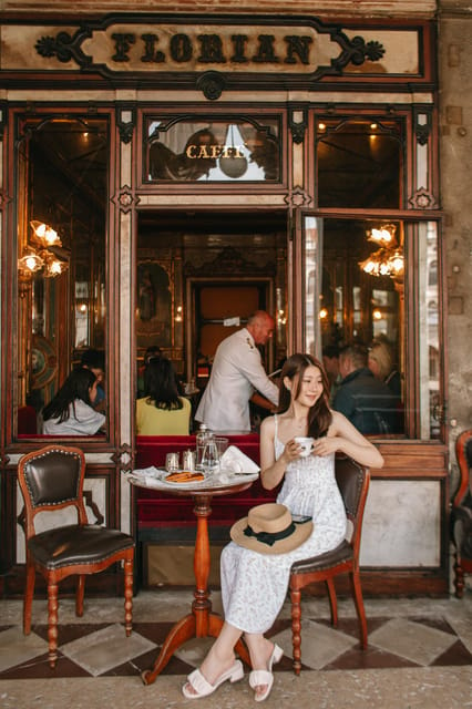 Private Photoshoot Session in Venice - Connect on Social Media