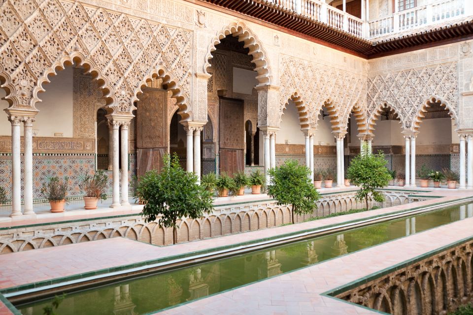 Seville: Cathedral, Giralda & Alcazar Entry With Guided Tour - Discovering the Alcazar