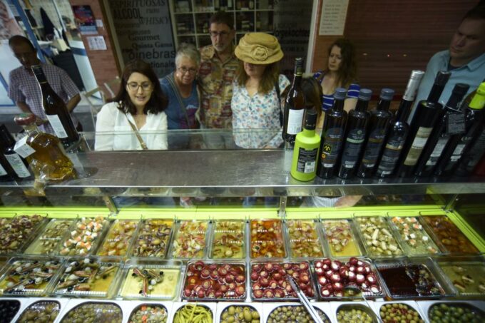 Seville: Triana Market Tour With Tastings - Seasonal Fruits and Traditional Sweets