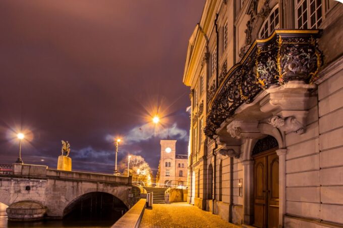 Zurich: First Discovery Walk and Reading Walking Tour - Local Insights and Recommendations