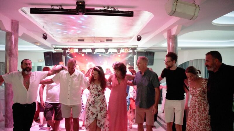 Kamari: Greek Show, Buffet Dinner, and Drinks at Dimitris - Highlights of the Experience