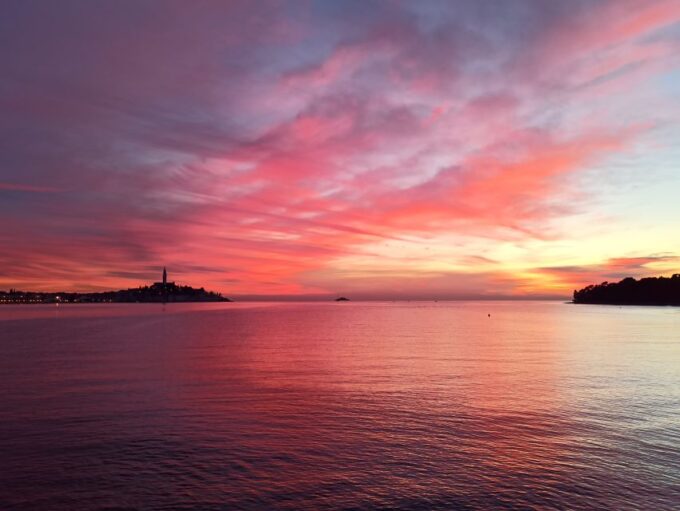 Rovinj: Dolphin Watching Sunset Speedboat Trip With Drinks - Frequently Asked Questions
