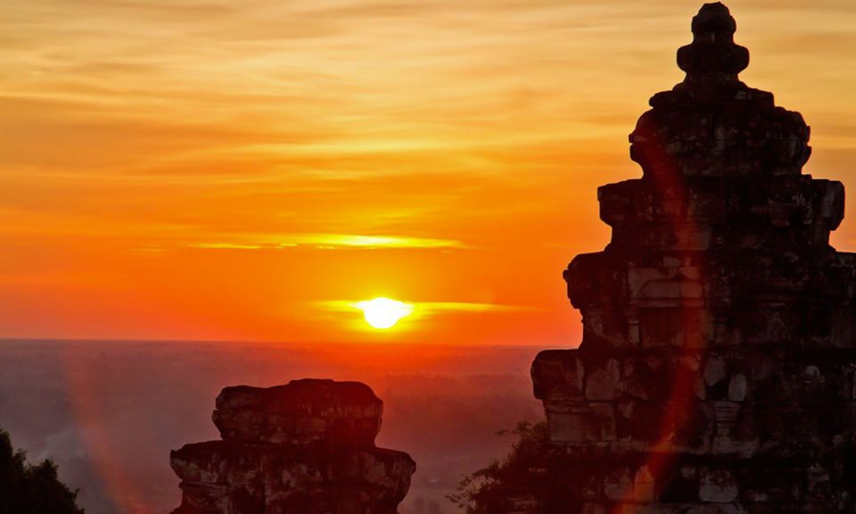 Sunset Small Groups With Massive Temples & Guide Tour - Notable Temple Features