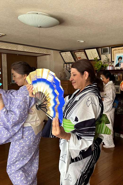 Tokyo: Authentic Japanese Dance Class, Kimono & Souvenirs - What to Expect