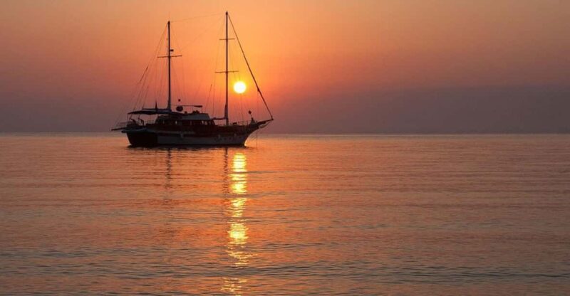Alanya: Sunset Boat Includes Soft Drinks And Dinner - Key Points