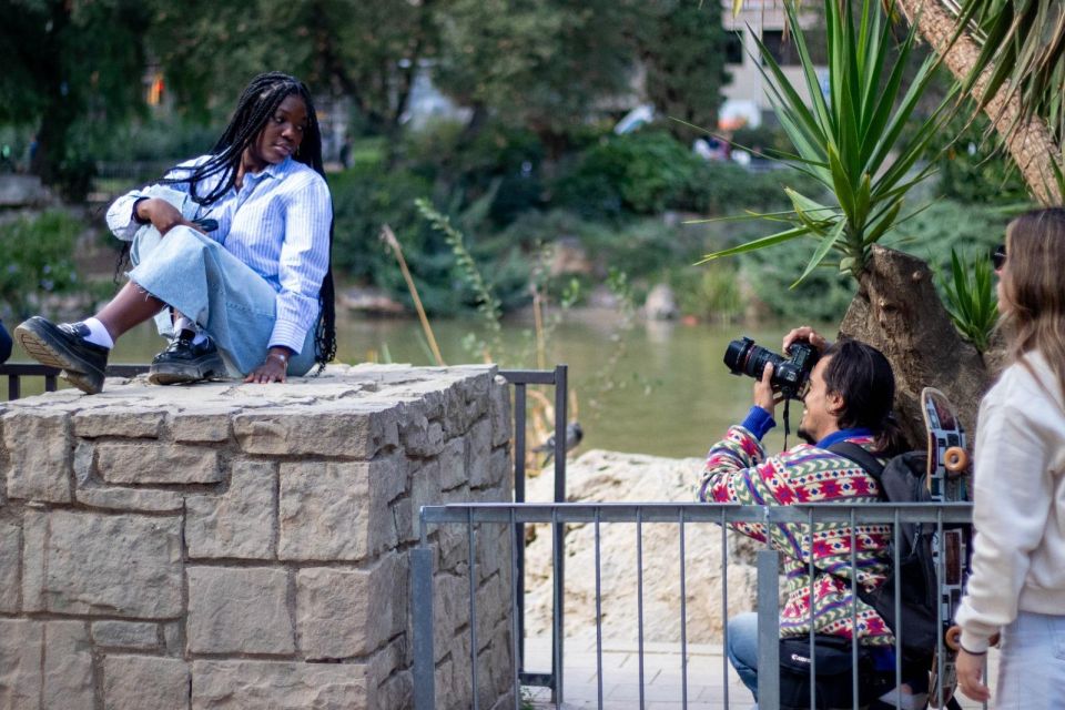 Barcelona: Photographic Madness at Barceloneta Beach - Key Points