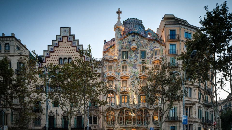 Barcelona: Sagrada Familia and City Tour With Hotel Pickup - Key Points