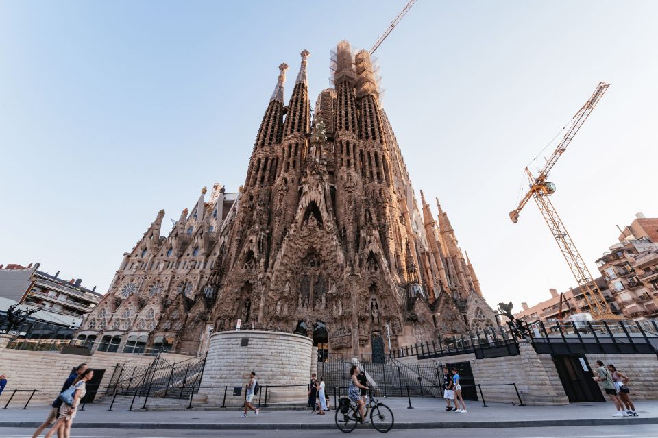 Barcelona: Sagrada Familia & City Sights Bike or E-Bike Tour - Key Points