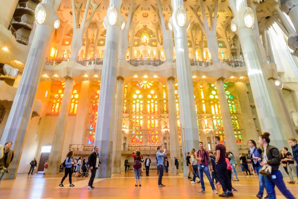 Barcelona: Sagrada Familia Fast-Track Guided Tour - Key Points